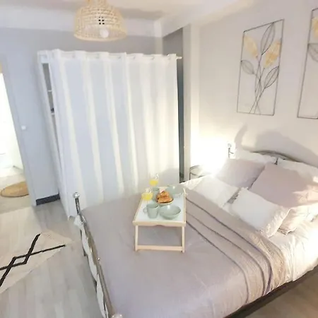 *cosy* Spacieux * Entree Autonome* Centrale* * Avignon